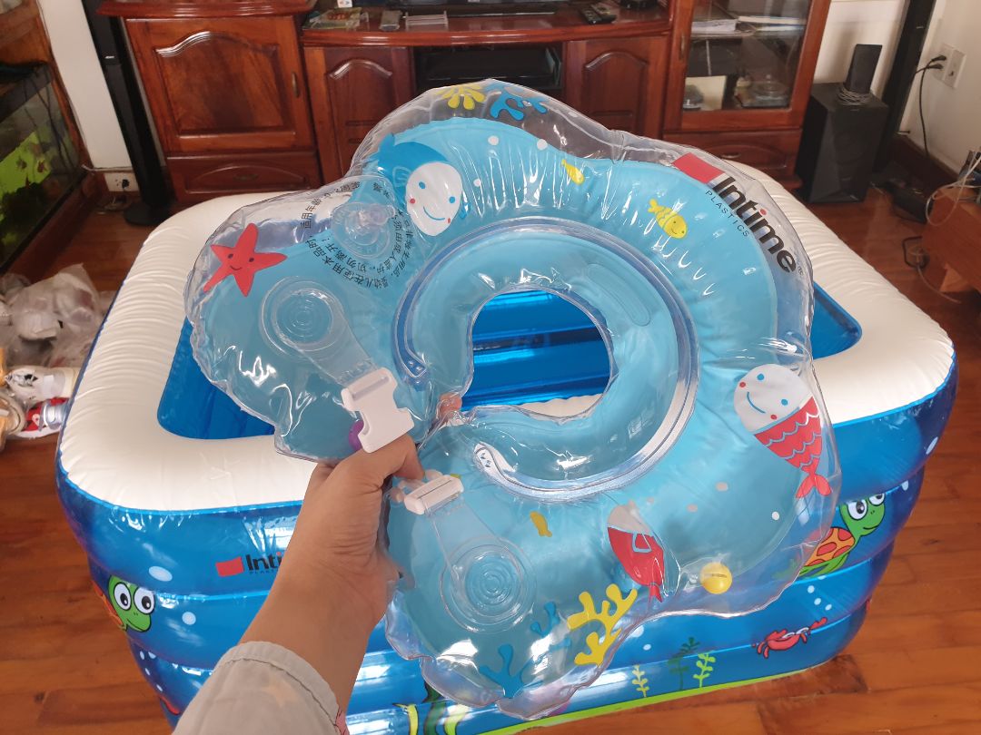 Mình mua hàng của click and buy, sản phẩm giống hình ảnh và mô tả, có 1 vết trầy nhỏ dưới đáy bể, còn lại thì sản phẩm ổn:
1. Có van bơm xả riêng cho từng tầng, nút bơm 1 chiều và nút tháo xả hơi riêng để khi bơm xong gài lại hơi ko bị xì, nút xả lỗ lớn giúp xả nhanh chóng
2. Sản phẩm dày dặn và chắc chắc
3. Đầy đủ phao đỡ cổ, keo vá và miếng đo nhiệt độ nước hình con cá
4. Van xả nước có lắp ống nhựa phía dưới, sp còn kèm theo 1 ống dẫn nối để tiện xả nước.
5. Thành bể khá dày nên kèm phao đỡ thì diện tích lòng bể chỉ chơi được 1 bé