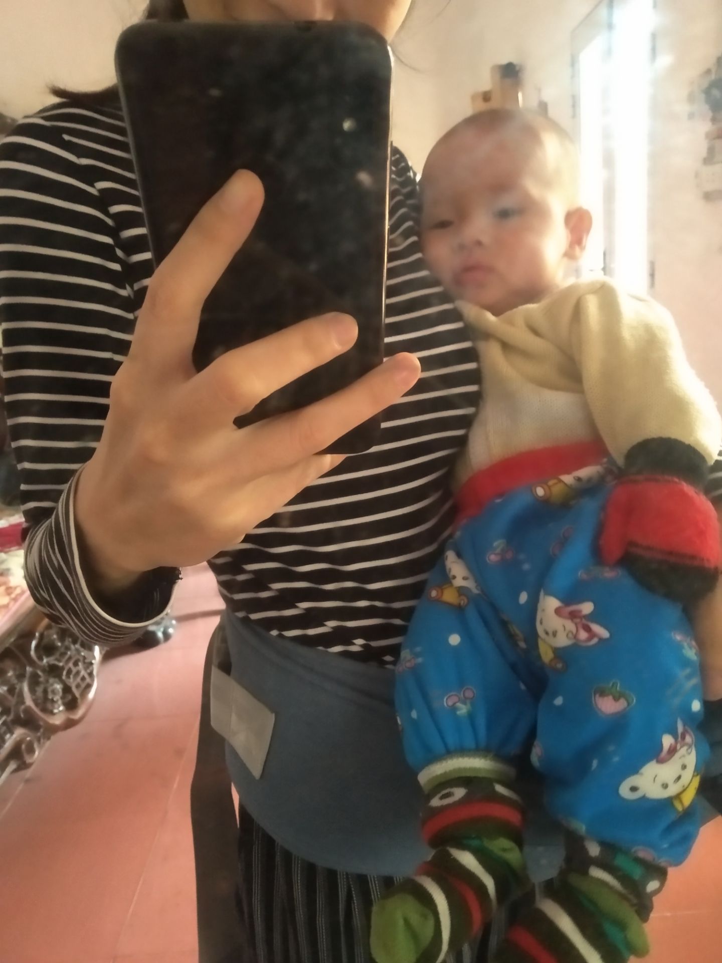 được, mẫu mã đẹp, chất lượng ok. 
mình chót bé em bé 3 tuổi ngồi lên, thế là.... giờ bế ko suongs như lúc đầu nữa