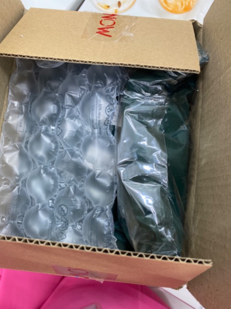 Giao nhanh, mặt trong nhèo muốn rách. Màu sạch