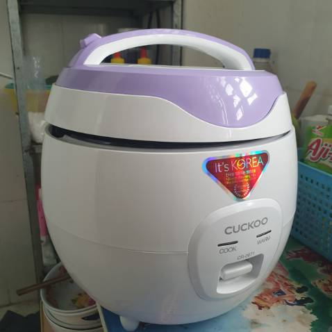 Bao gói siêu chuẩn, dù mắc dịch cả tháng mới nhận đc nhưng giở ra thấy cái nồi cưng xễu xễu, rất gọn. Tuy nồi cá nhân nhưng theo mình thấy dung tích thực tế ăn 5-6 người vẫn ok. Cơm nấu lên tơi xốp và lúc dùng đũa đảo đảo lớp men tốt. Lưu ý các bạn nhớ xem kỹ HDSD nha để khi sử dụng và bảo quản k làm tróc lớp men, như là vo gạo riêng, đừng dùng lòng nồi vo, hạt cơm ma sát nhiều thì nồi xịn cũng sẽ hao, hay khi vệ sinh nồi phải dùng vải lau, đừng dùng chà nhôm là được haha