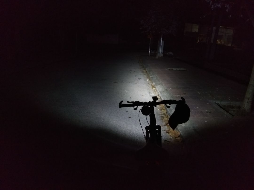 Rất hài lòng với sản phẩm, nặng và cảm giác rất ok, hơn mình đã tưởng tượng. Đèn có 3 chế độ, ảnh mình chụp cả 2 chế độ, thực tế nó sáng hơn nhiều so với ảnh. Mình chỉ dùng chế độ thứ 2, không bật pha sáng nhất, và để chiếu xuống mặt đường chứ không ngang xe, vì nếu nhìn thẳng thì người đối diện rất chói mắt (có nhiều bạn đi xe rất vô ý, đi theo đoàn đông và đều để đèn ngang xe, đi ngược chiều bị chiếu trực tiếp vào mắt). Đèn hậu có nhiều chế độ, đẹp và mình rất thích. Hơn nữa đèn có thể tháo rời như đèn pin mỗi khi mình đi xa. Cảm ơn shop và Tiki đã cung cấp một sản phẩm đẹp và chất lượng.