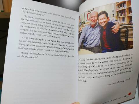 Cảm ơn tác giả Anh Nguyễn Chí Hiếu. Mong một ngày nào đó đủ duyên sẽ được gặp Anh trao đổi nhiều hơn về giáo dục. Sách rất ý nghĩa và nhiều khái niệm mới sẽ được áp dụng nhiều trong hiện tại và tương lai.
Mình rất tâm đắc câu: "Chúng ta không được từ bỏ. Vì rất nhiều học sinh đang chờ và vẫn rất cần chúng ta."
