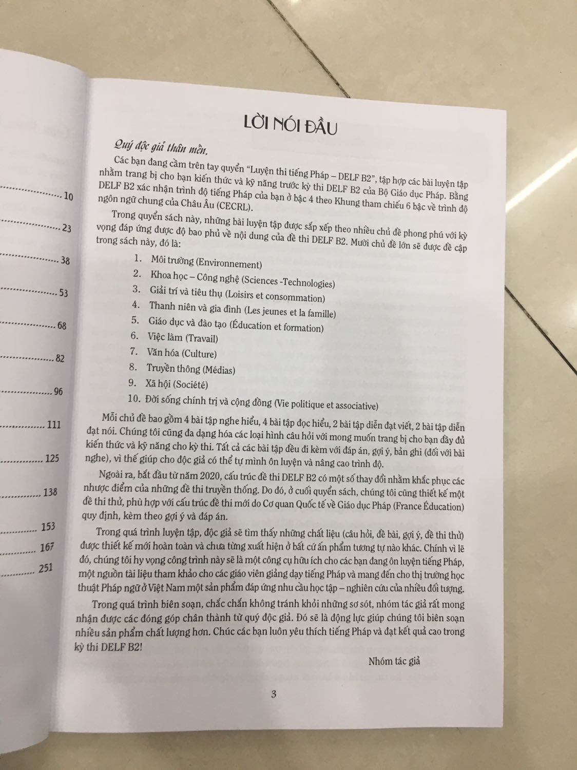 Sách có nguồn tài liệu phong phú và điểm mình thích nhất là các bài được sắp xếp theo thème. Sách có bao gồm mã QR để lấy file nghe cũng như có transcription và đáp án ở phần cuối. 

Về phần trình bày thì theo mình là cách layout với cách in hơi xấu tí :))) nhưng được cái giá thành rẻ hơn sách của Pháp nên thôi cũng đáng đồng tiền bát gạo. ?? 

Anyway, tác giả là idol mình nên mình vẫn ủng hộ idol nha :)))