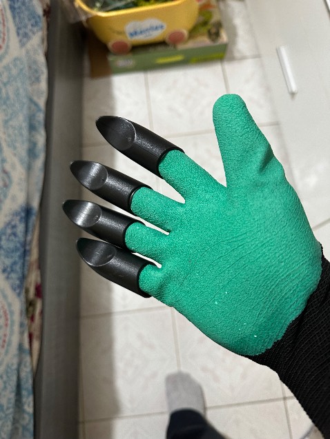 Găng tay hơi mỏng, phần vuốt hơi dầy, hơi khó cào đất. Tạm ổn trong tầm giá