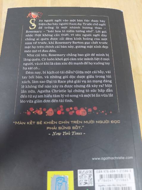 Bi kịch tiếp nối bi kịch sau một năm tại cùng một địa điểm với chính những con người đó trên một chiếc bàn ăn. Thủ phạm dù thông minh và liều lĩnh nhưng khi vòng vây khép chặt cuối cùng cũng bộc lộ chân tướng.
Không quá bất ngờ ở đáp án, điều bất ngờ là lời giải. Một tác phẩm hấp dẫn của Agatha Christie, bà quả thực là uyên bác trong việc thấu hiểu tâm lý con người.