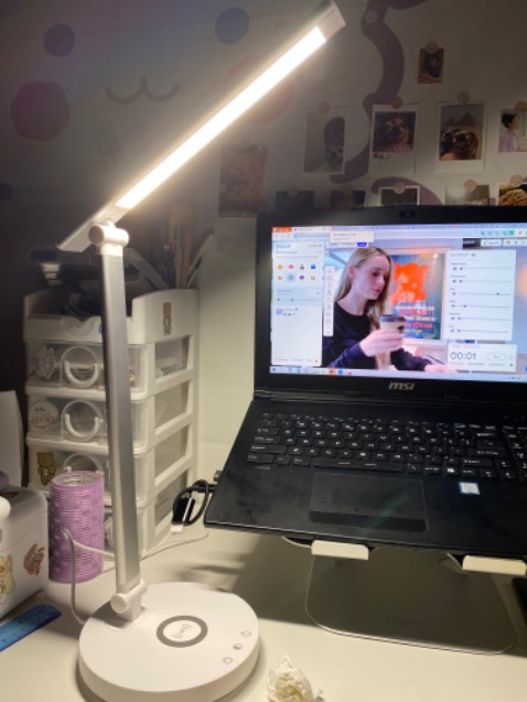 Đèn đẹp, ship nhanh. 
Nay cần sạc ko dây mới nhận ra đèn dùng bth thì ok. Nhưng vừa sạc ko dây vừa bật đèn tầm 5 10s sau đèn sẽ bị giật giật ko ổn định đọc sách rất khó chịu 😢