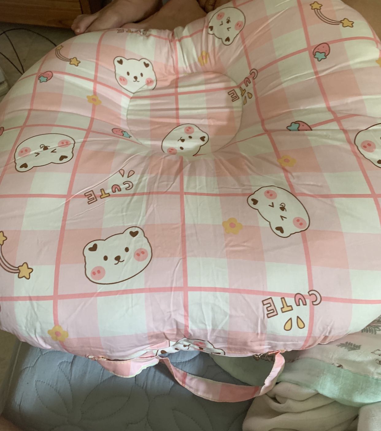 Gửi không đúng sản phẩm, bé mình bé trai mà đặt mây xanh mà giao màu hồng shop cũng ko hỏi mình tự gửi. Mình nhấn chat với shop thì ko được. 
Gối này ai mua nên cân nhắc lại vì chỉ dùng cho bé sơ sinh 1-2 tháng nằm được, bé mình 3m - 5kg mà nằm còn dư 2 cái chân để ra ngoài chứ ko nằm lên hết người được.