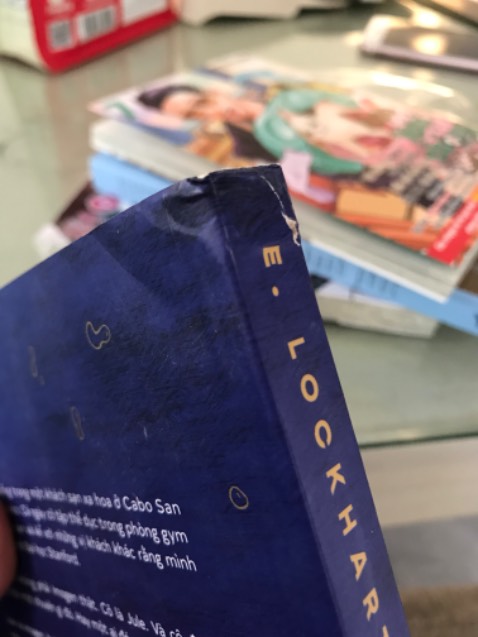 Biết sản phẩm lỗi gáy sách vẫn bán :))) nhưng mà tiki thì này chuyện thường tình chả lạ lắm, nch là trải nghiệm tệ về sản phẩm. Quyển trông chờ nhất thì lại tệ nhất. Sản phẩm  1 sao là còn nhiều đúng là nửa sao thôi. Còn về đóng gói và giao hàng thì oke tốt