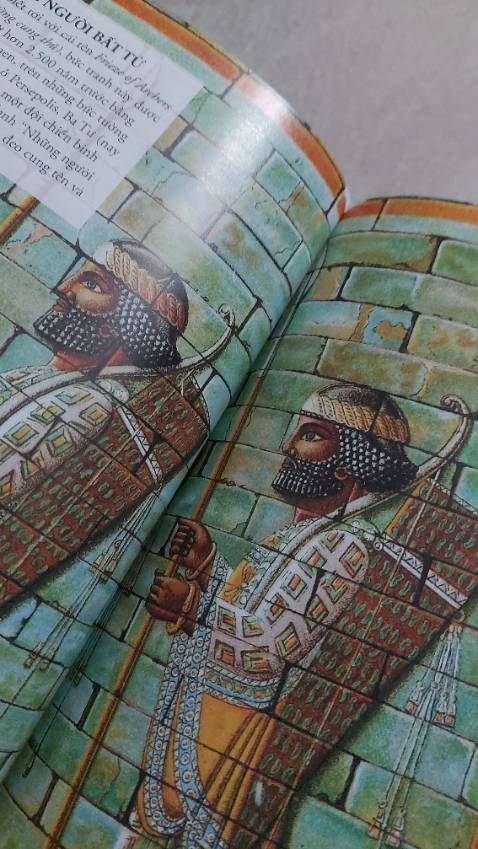 Không nói về nội dung vì mình chưa đọc. Nhưng về hình thức thì:
Sách bị cong nhưng một chút thôi và còn nguyên seal nên mình bỏ qua, nhưng đến lúc mở ra thì khs cứ trang nào in màu toàn trang là lại bị dính phần đầu vào nhau ntn :D mình thử mở bằng tay 1 trang thì bị rách phần góc của trang này dính vô trang kia ngư vầy. Mấy trang tiếp theo cũng bị dính vậy xong mình dùng dao rọc giấy tách nhẹ để đỡ thô bạo hơ mà nó cũng vẫn dính, có khi còn dính nhiều hơn :) Mua tiki nhiều r mà lần đầu tiên gặp ph tình trạng này luôn ạ :) 
Ps: nãy cho 3 sao r đấy nhưng mà lướt qua nội dung thì lại thấy thôi đc rồi hơn 200 trang lỗi 4 trang (mặc dù ko phải lỗi nhỏ lắm) đánh giá 'tệ' cảm giác có vẻ nghiêm khắc, tôi + thêm 1 sao cho nội dung hay và cho những tờ còn lại vậy =)))))