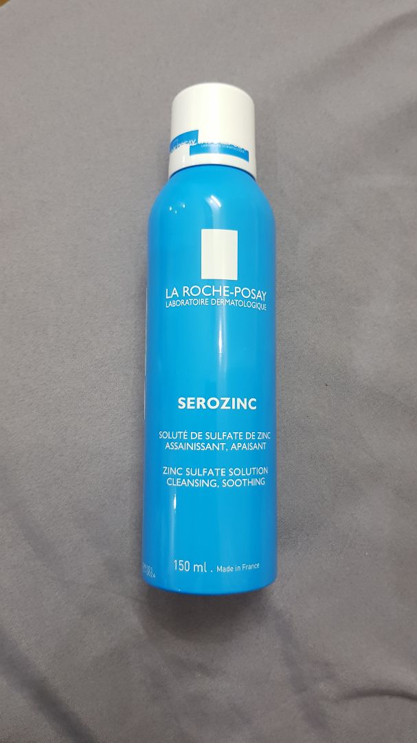 Người ta nói khi gặp được chân ái của cuộc đời thì tất cả những thứ khác đều là tạm bợ =]]] Và mị đã gặp được chân ái của đời mình là Larocheposay. Từ xịt khoáng, SRM, kem trị mụn.. đã dùng qua là ko thể chê được luôn. Bạn xịt khoáng dùng mùa hè thì càng sung sướng hơn =]] dùng xong là thấy da mặt mátttt, giảm dầu hẳn luôn, check = phim thấm dầu hơi bị ngạc nhiên. Mị còn dùng bạn này thay cả toner, rửa mặt xong thì dùng bạn này để cân bằng lại thấy cũng ổn lắm đỡ phải cồng kềnh xức nhiều loại lên da =]]