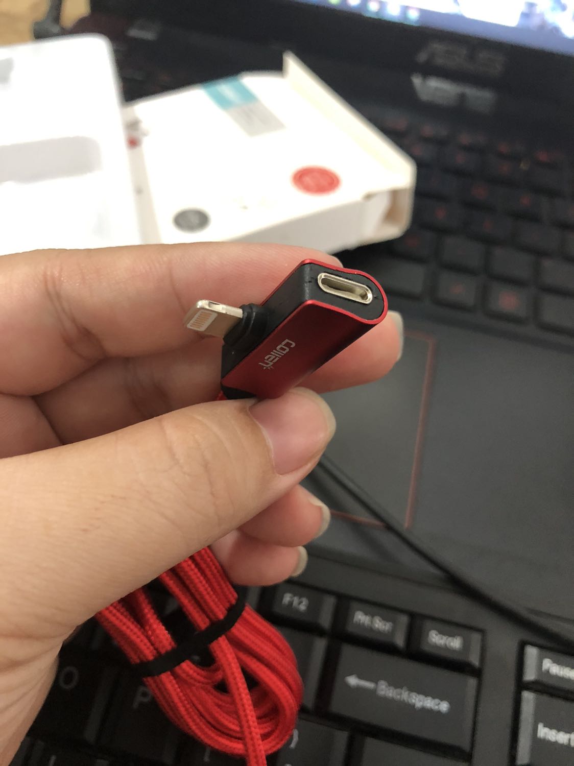 Ai dùng ip chắc cũng bực cái dụ có lúc sạc là hk dùng được tai nghe. Tậu được cọng vừa sạc pin vừa cắm đc tai nghe xem phim vô tư