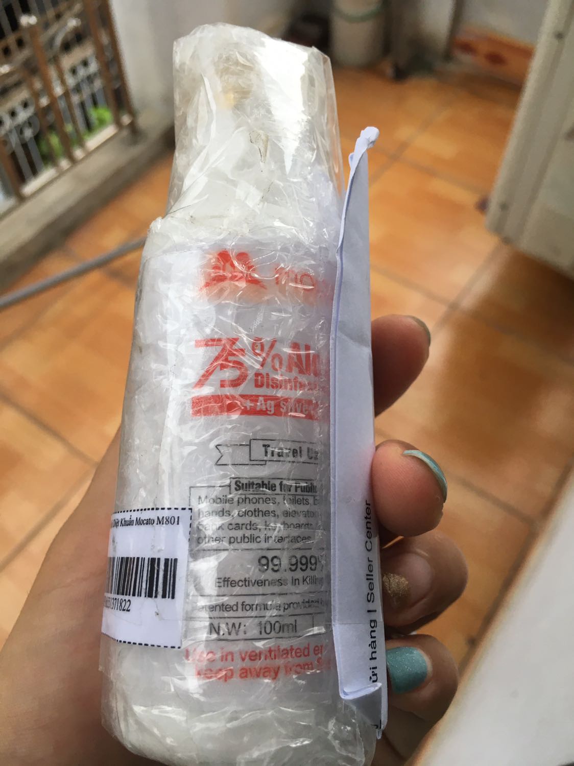 Shop phụ vụ rất tốt, chiều khách hàng.
Shop nên học thêm 1 lớp băng dính cố định để tránh chất lỏng trào ra trong quá trình vận chuyển.
Chai xịt vừa tay. Mùi dịu nhẹ