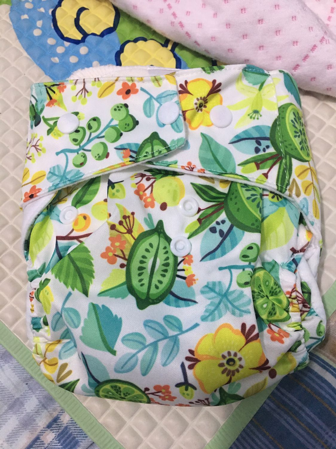 Vải đẹp, thấm hút tốt, nhưng dù giặt bằng máy thì vẫn rất lâu khô. Bé nhà mình 4kg mặc hơi rộng nên khi nằm nghiêng thì nước tiểu bị tràn ra ngoài