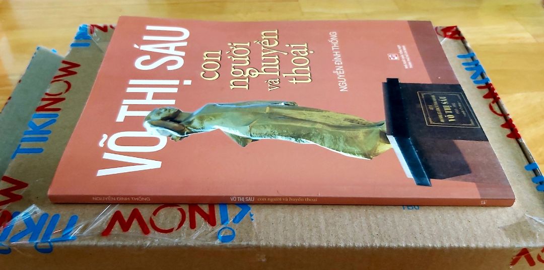 * Chị Võ Thị Sáu – người thiếu nữ anh hùng của quê hương Đất Đỏ ( tỉnh Bà Rịa - Vũng Tàu ) đã đi vào huyền thoại , trở thành dấu son truyền thống trong cuộc đấu tranh giành độc lập của dân tộc ta . Hơn nửa thế kỷ qua kể từ ngày chị hy sinh , tên chị luôn được những người đồng đội , người anh , người chị cũng như các thế hệ Việt Nam nhắc đến với tình cảm yêu thương , trận trọng và trở thành tên trường , tên đường , tên đoàn , tên đội , tên quỹ học bổng ... ở khắp mọi miền đất nước . Tình yêu Tổ quốc , sự hy sinh anh dũng và lý tưởng sống cao đẹp của chị đã trở thành tấm gương sáng cho các thế hệ Việt Nam phấn đấu , học tập cả trong đấu tranh cũng như trong hòa bình xây dựng đất nước . ”