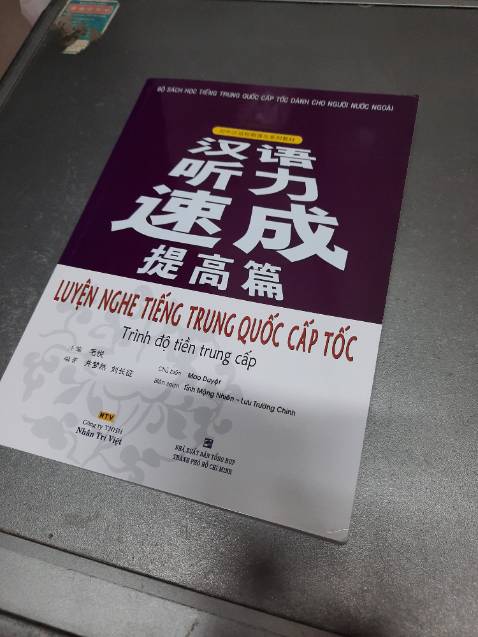 Sách đẹp, rẻ, bị gập nhẹ góc một góp xíu xiu thôi nhưng không đáng kể. Thấy shop để kèm CD mà nhận hàng không có nhưng vẫn có thể tìm file nghe trên mạng được, nói chung là ổn. Tiki lúc nào cũng giao hàng đúng hẹn 💕💕