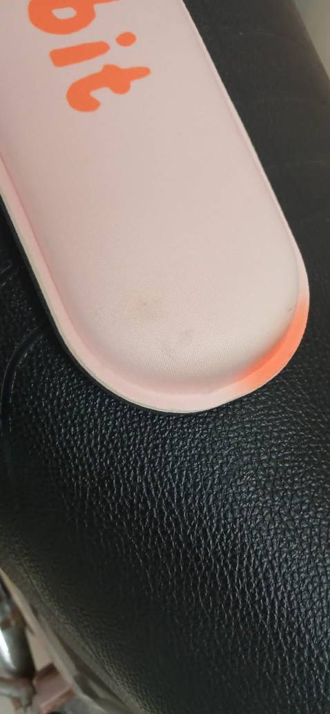 Cái này là để trong kho quăng quật đủ nơi.
Có khi lấy về mài bàn rồi xong thấy có người đặt mới lục ra nhét vào gói rồi gửi cho khách

Mà đây còn là tống được cái cuối là giảm tiền luôn chứ lại.