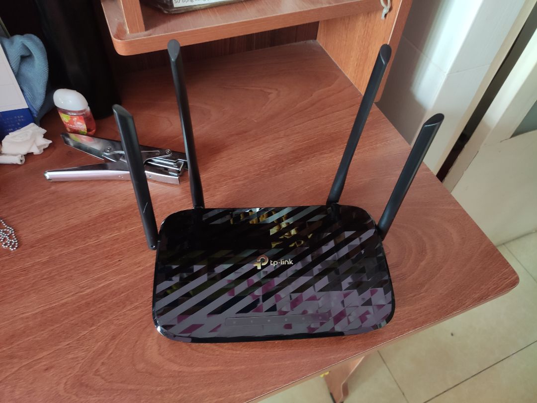 Router tốt. Dễ setup. tuy nhiên các bạn đừng quá mong chờ vào sóng 5g của con này (hay bất kỳ con router băng tần kép nào) vì sóng 5g khá bất ổn. 

Mình setup con này chạy băng tầng kép có chức năng tự chuyển đổi tần sóng để phù hợp với vị trí kết nối. Tuy nhiên *** game thì ping ko ổn định và mình phải tắt hẵn sóng 5g luôn thì mọi thứ bt. 

Tóm lại, giá ổn, có mã giảm nên cũng ko quá đắt. Tầm phủ sóng ổn, xuyên tường cũng không đến nỗi tệ. Xem youtube trên thiết bị điện thoại load mượt mà. Tuy nhiên để có trải nghiệm sóng 5g chơi game mượt mà bạn cần các model cao cấp hơn mẫu này.