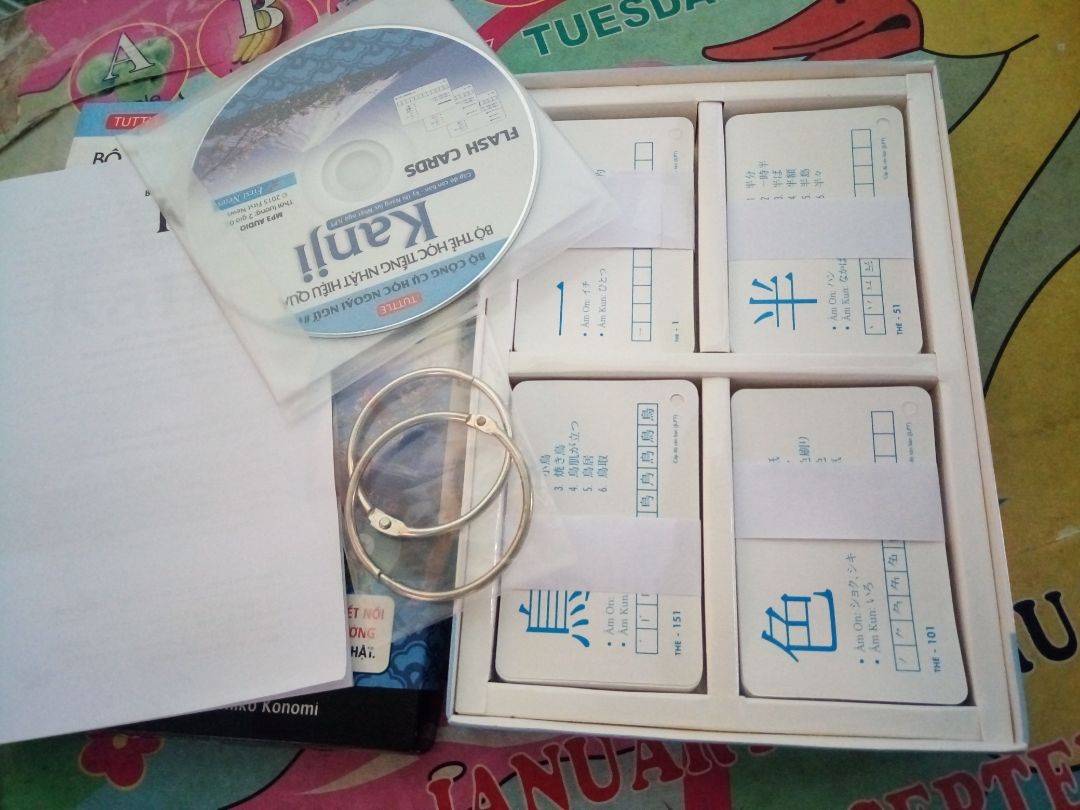 có ảnh minh họa (để hình dung các từ, nhưng chẳng liên kết với từ hay thiếu chú thích để nhớ), có thêm các từ vựng ở mặt sau, chú thích romanji phát âm. Mình nghĩ đĩa CD nên có phần chú thích để dễ giúp người học nhớ từ hơn. có ảnh minh họa (để hình dung các từ, nhưng chẳng liên kết với từ hay thiếu chú thích để nhớ), có thêm các từ vựng ở mặt sau, chú thích romanji phát âm. Mình nghĩ đĩa CD nên có phần chú thích để dễ giúp người học nhớ từ hơn.