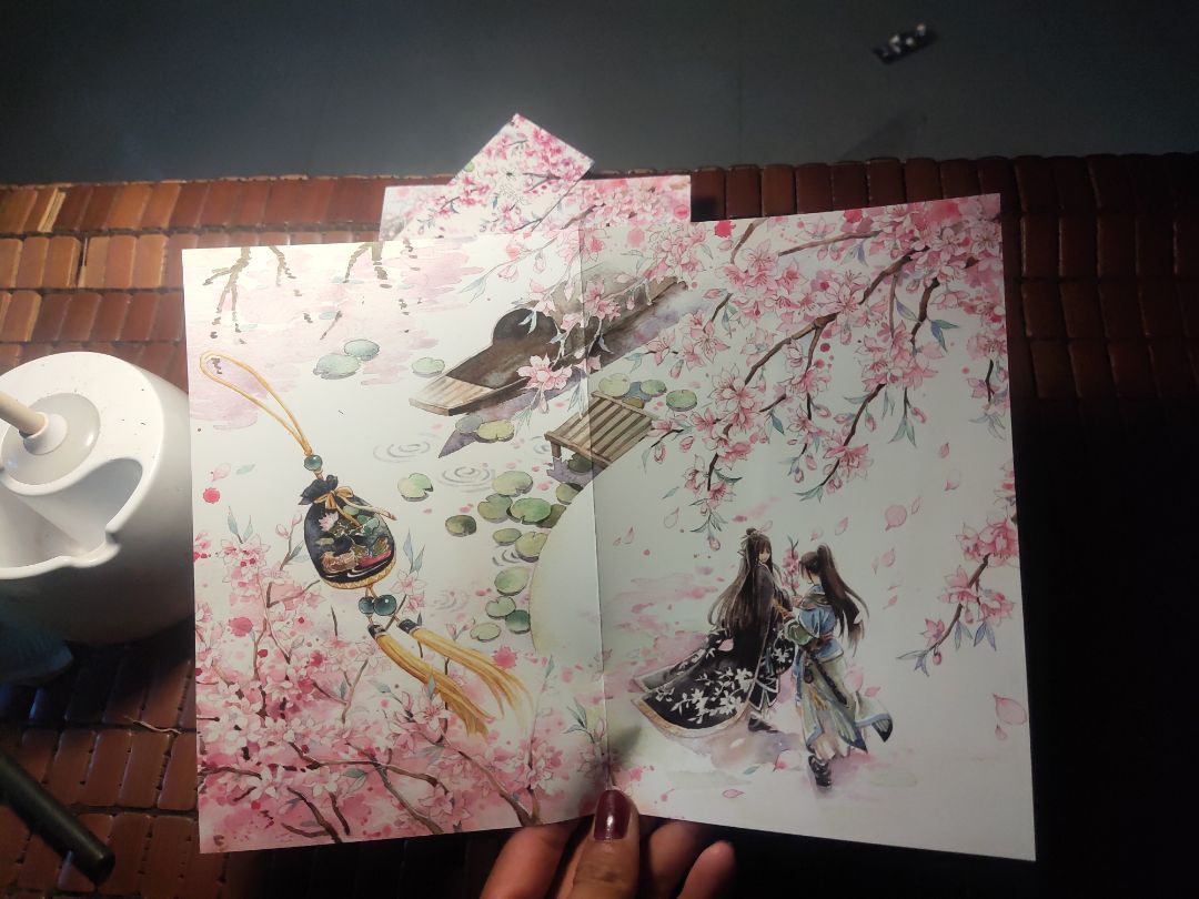 sản phẩm có bọc màng nhựa mỏng, sách mới, còn đc tặng kèm tranh bìa. có cả thẻ kẹp sách. truyện này tôi vốn dĩ chưa từng đọc nhưng có xem hoạt ảnh r. truyện khá cảm động. truyện thuộc thể loại đam mỹ, he.