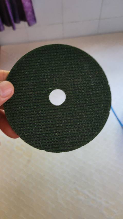 giao hàng nhanh, máy chạy tốt, sử dụng mới biết. lưỡi cắt bị gãy công, shipper bảo anh đi mua lưỡi khác, thiếu trách nhiệm