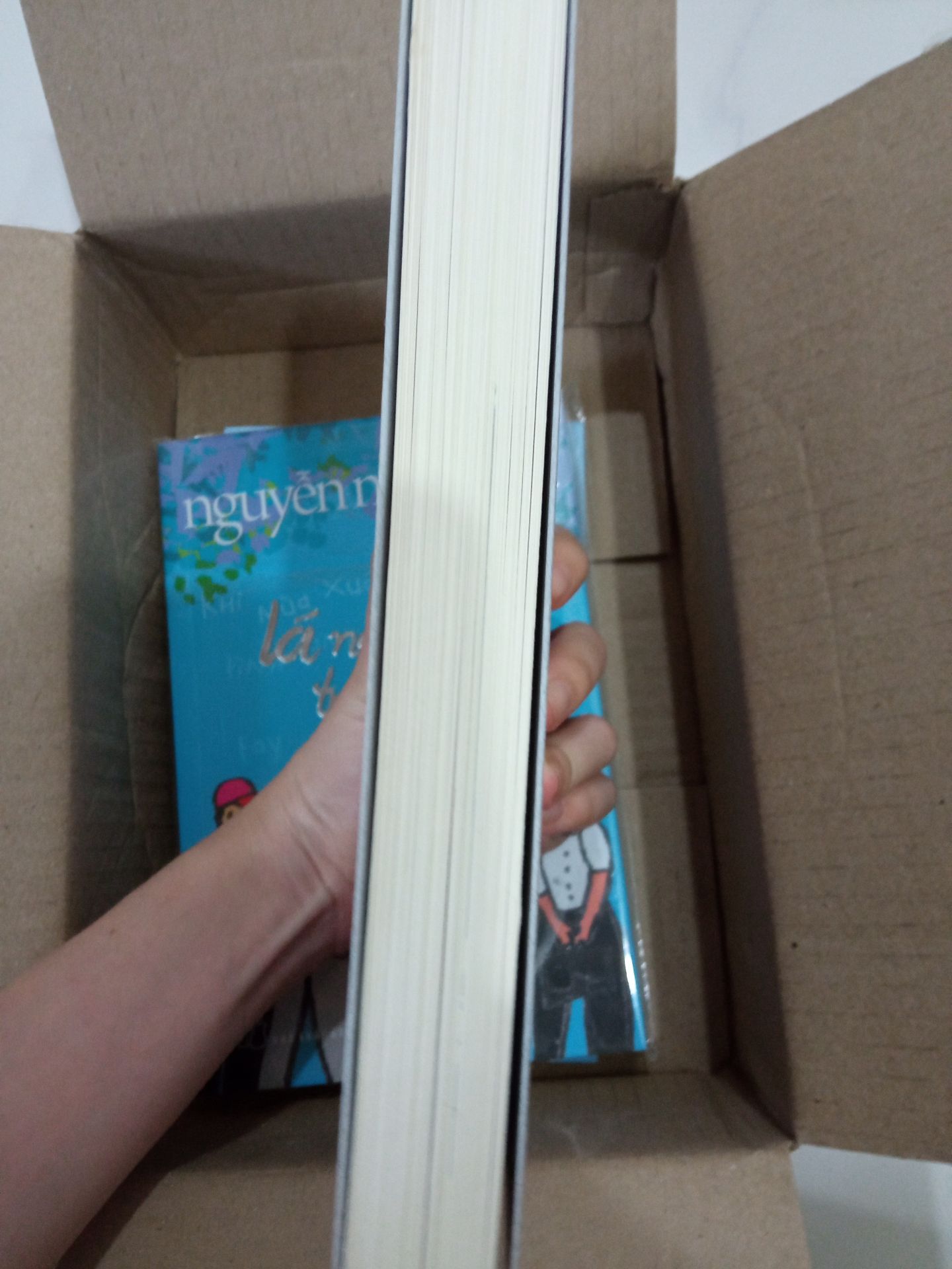 giao hàng nhanh, sách đẹp. mua được sách rẻ hơn ở ngoài hiệu sách hihi. mà mấy cuốn trước của mình bìa cứng, k biết do cuốn này bìa mềm hay sao í