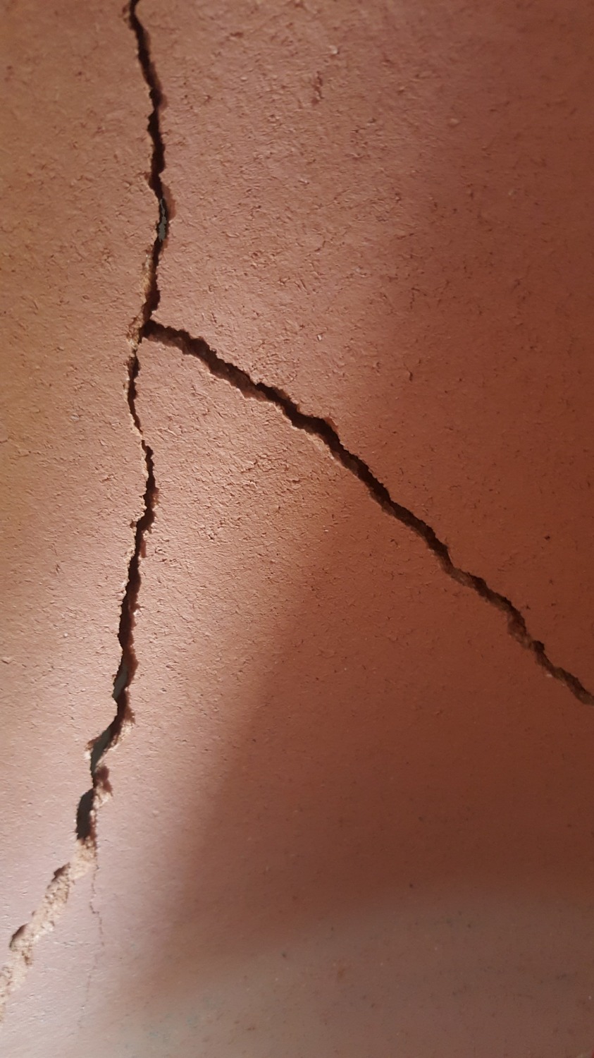 Mình là khách hàng thân thiết của Tiki. Luôn tín nhiệm đặt mua các sp giá trị hoặc hàng dễ vỡ trên Tiki do Tiki luôn đóng gói và vận chuyển hàng tốt hơn. Đây là lần đầu tiên mình thất vọng với sp do Tiki giao tới. Mình đặt đơn hàng #658189621 là 1 bình lọc gốm ngày 12/8/2019 và nhận được hàng tại địa chỉ ngày 13/8/2019. Mình đi công tác nên cuối tuần 18/8/2019 về mở sản phẩm ra thì ôi thôi lõi lọc gốm nứt vỡ làm rất nhiều mảnh dù còn nguyên hình dáng (Nếu đã tháo ra khỏi túi bọc lõi thì không thể nào xếp lại được. Mình không bao giờ đẩy trách nhiệm hư hỏng sp do sử dụng cho nhà bán hàng). Gọi tổng đài 19006035 thì được trả lời sp chỉ được đổi trong 48h. Chính sách đổi trả này bất lợi cho khách hàng hơn chính sách đổi trả của các trang TMĐT khác (7 ngày đổi trả trở lên). Lõi lọc gốm thì Tiki lại không bán. Nếu đặt trên *** thì tốn thêm 428k. Thiệt hại cho khách hàng và mình thấy cách giải quyết của Tiki chưa thỏa đáng. Theo mình trong thùng nên có thêm 1 lớp xốp để lõi lọc gốm không bị bể vỡ. Chỉ có bao xốp bongs hơi ngoài thùng là chưa đảm bảo (Việc này Tiki có thể làm hoặc phản hồi với nhà sản xuất. Người Nhật bảo quản rất tốt các sp gốm vì khi nung thành gốm đất đã chết). Với người mua, nên kiểm tra sp ngay sau khi nhận hàng để có thể đổi trả nếu hư, bể. Mình xem nhận xét thì thấy có các bạn khác gặp tình trạng tương tự. Mình ở ngay Tp.HCM và sp do Tiki giao còn vậy thì các bạn ở tỉnh nhận hàng sẽ rất dễ bị bể vỡ. Kiến nghị nhà sản xuất bổ sung xốp lót phía trong thùng.