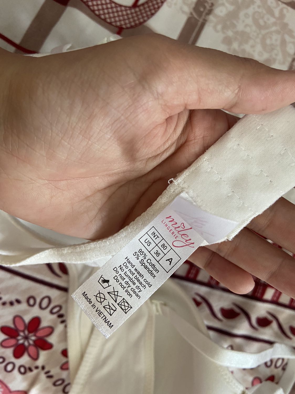 Áo lót hơi mỏng, thích hợp mặc mùa hè. Mình không đánh giá cao sản phẩm nhưng thích cách bán hàng của shop. Mẫu mình đặt đã hết shop đổi qua màu khác kèm theo quà tặng và lời cảm ơn lần sau mua sẽ được giảm giá.