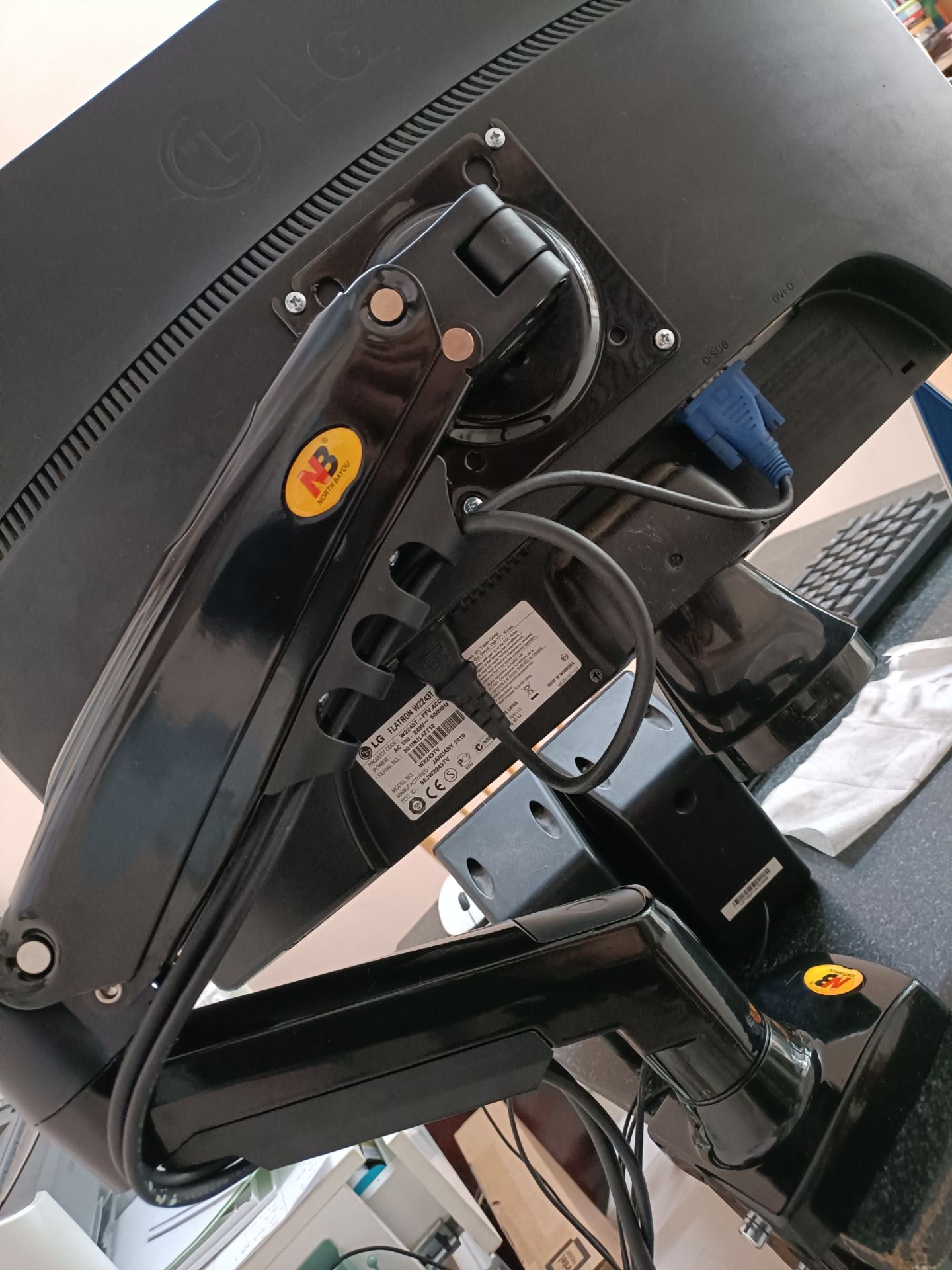 sử dụng tốt, giao nhanh, tiết kiệm diện tích để bàn, sp nên mua, điều chỉnh lên xuống thuận tiện, mình là nữ mà nhìn hướng dẫn cũng dễ hiểu và có thể tự lắp đặt. hài lòng.