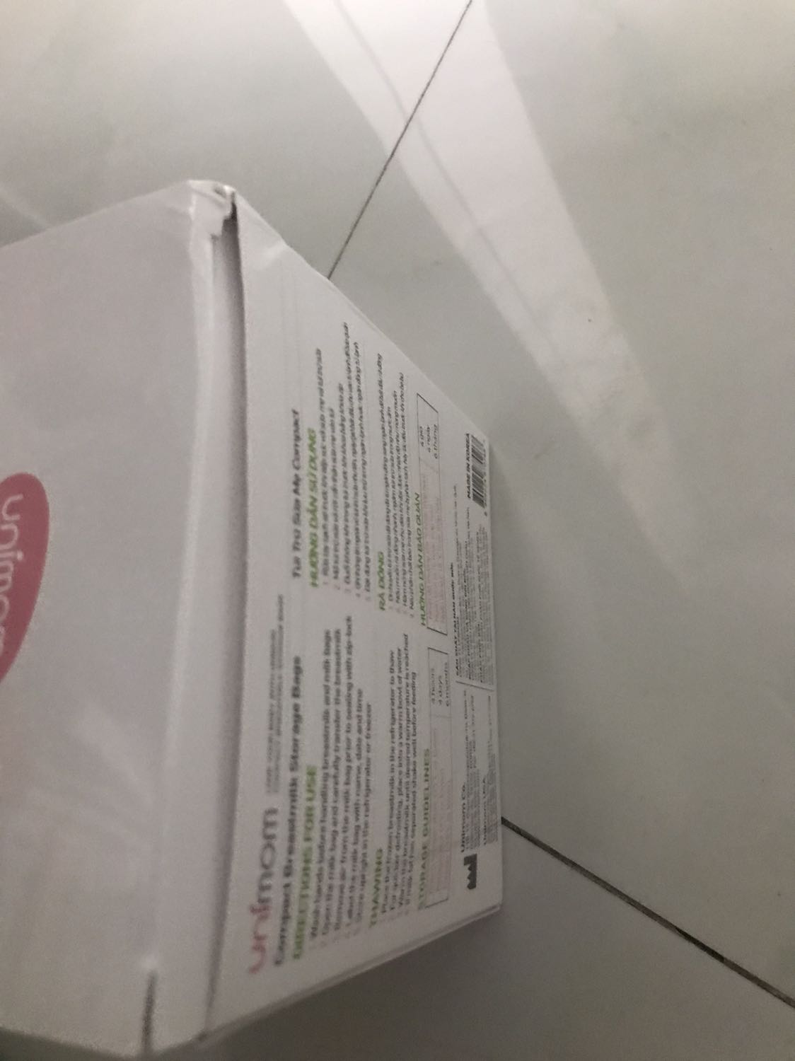 Túi trữ sữa k biết có chính hãng k mà sao mới mở hộp carton bên ngoài ra nó bung nắp hộp ra sẵn như vầy. Thường sẽ dán keo rất kĩ ở nắp hộp bên ngoài. Nói chung k ưng. K biết sử dụng đựng sữa cho bé có ổn k đây. Thất vọng!