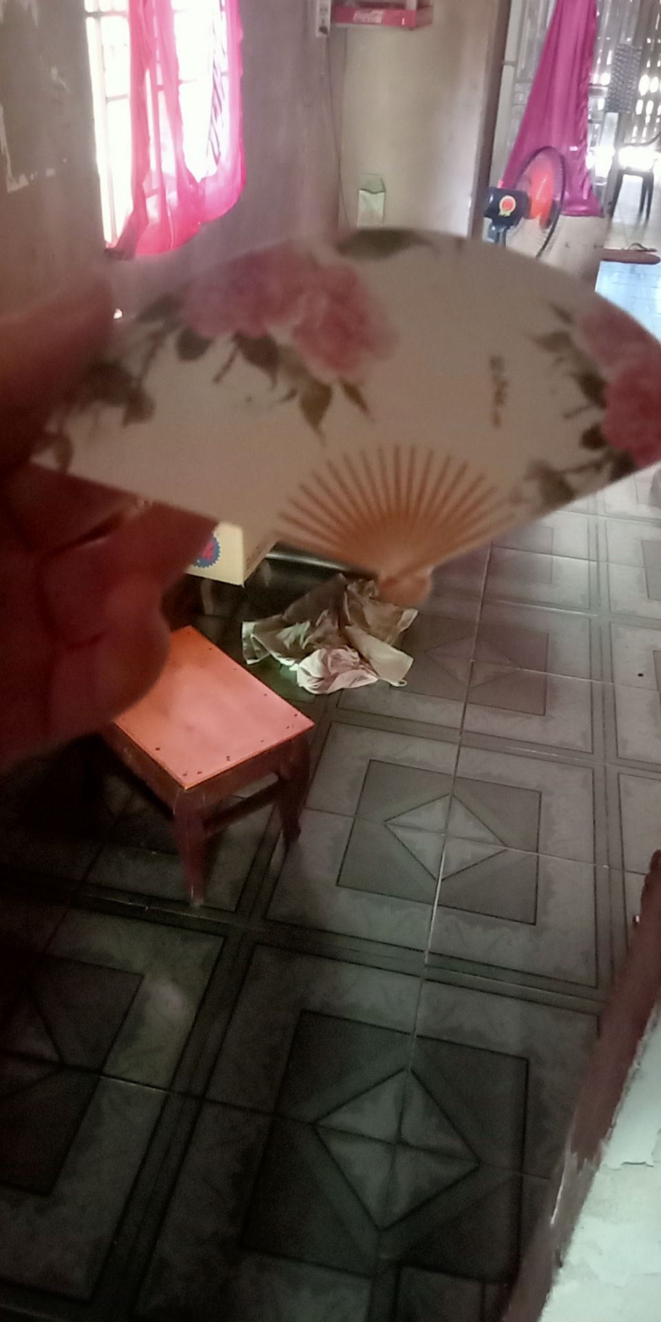 Sách về rồi, rất may là không bị df quyển này, giao hàng nhanh, sách không bị ố vàng theo thời gian, seal sách có bị rách nhưng không bị dơ bìa.