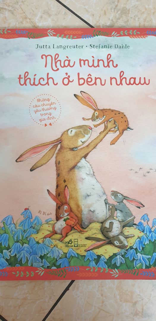 Mình mới nhận được sách và nói thật là mình rất thất vọng với Tiki. Sách bị móp, cũ và tệ nhất là rách!!! Nếu sách tồn kho không đảm bảo chất lượng thì Tiki Trading không nên bán cho KH.