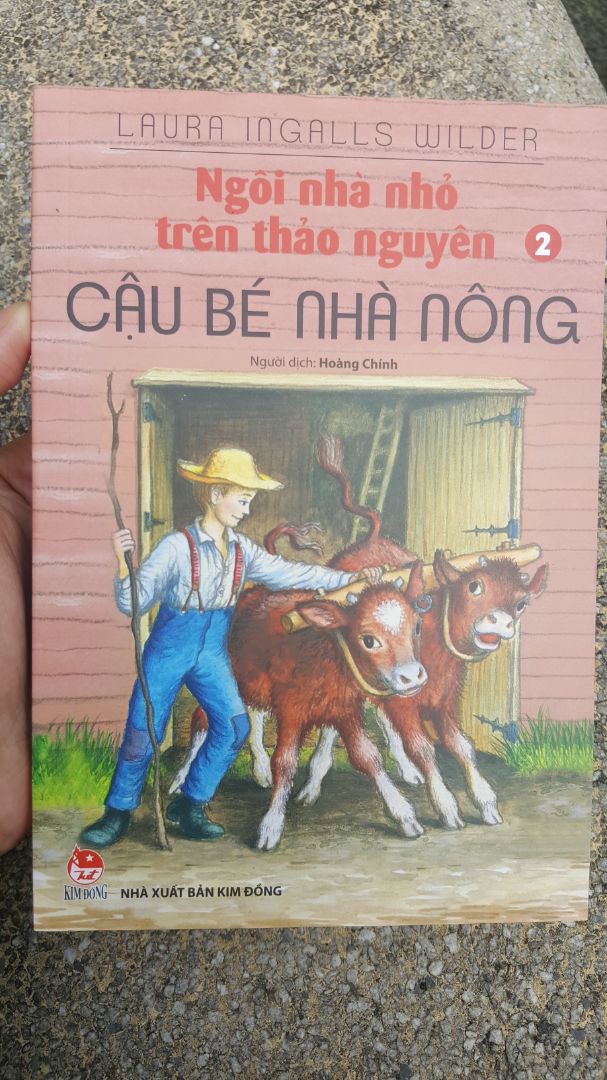 Về hình thức: sách giao đến tay mình trong tình trạng hoàn hảo, chất liệu giấy rất dày dặn.

Về nội dung: tập 2 là một tập mình rất thích trong toàn series Ngôi nhà nhỏ trên thảo nguyên. Ở tập này, mình rất ấn tượng với quá trình mà gia đình Ingalls phải xây dựng cuộc sống từ đầu trên mảnh đất của người da đỏ và cái cách mà những cô cậu nhỏ tìm thấy niềm vui cho bản thân trong những tháng ngày vất vả đó. Tập 2 này truyền tải rất rõ sức mạnh của một gia đình được xây dựng trên nền tảng đạo đức vững chắc giữa tất cả các thành viên.