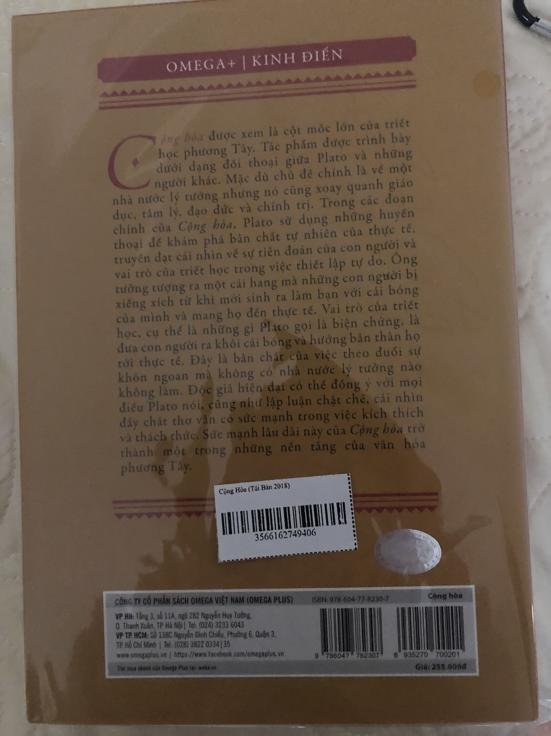 Nhận được hàng đúng như dự tính thời gian ship. Mình có đọc mấy chương đầu rồi, cảm thấy bản dịch này còn cần sửa nữa. Editor vs bên dịch phải làm việc thêm khiến bản dịch mềm mại và “thuần hoá” hơn, sửa lỗi dấu câu, chính tả, và từ ngữ sử dụng trong sách, nhiều khi cảm thấy các từ dịch rất hoa lá không cần thiết. Câu từ và dấu câu vẫn để theo phong cách tiếng nước ngoài rất nhiều. Cấu trúc câu không thuần với logic viết câu của tiếng Việt.