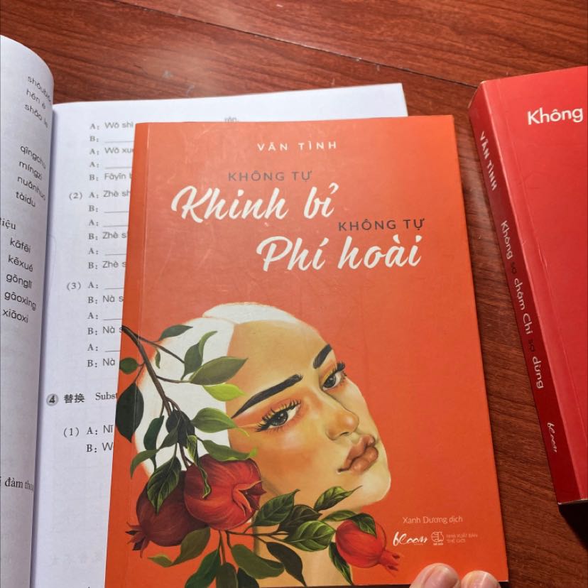 Mình thích nhà văn nên đã sưu tầm tất cả các bản của Vãn Tình. Mình có tới 5 cuốn, và đang đợi những xuất bản mới. Nhiều lúc không còn sách để đọc mình vẫn đọc lại và cảm giác vẫn như lần đầu, lôi cuốn, thực tế và tạo cho bản thân mình động lực hơn rất nhiều trong cuộc sống cũng như các mối quan hệ, chính vì vậy mình luôn chờ đợi những tác phầm gắn liền với cuộc sống thường nhật của Vãn Tình.