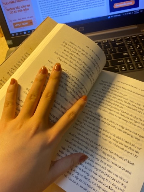 Review kỹ một chút để mn cân nhắc khi đọc
- Hình thức: OK sách thơm mới
- Nội dung: khá là…thất vọng. Tuy giọng văn rất hoa mỹ nhưng mình vẫn không thẩm được cốt truyện rằng main rành rành là người thứ 3. Và cả câu chuyện 4 mấy chương là để đi tìm lại quá khứ của người phụ nữ yêu cùng lúc 2 người, và cũng công khai yêu 2 người như vậy. Chắc do tư tưởng hơi không giống với tác giả nên dù hành văn có hay đến đâu, cảnh vật miêu tả cực kỳ sinh động, mình vẫn ko muốn đọc lại lần 2 😂
- Hành văn: nhiều so sánh, 10 câu thì 9 câu so sánh, cực kỳ sinh động và hoa mỹ, cái này học hỏi để tự viết sách viết truyện khá OK :v
- Ý nghĩa: nhìn thẳng vào sự thật để chữa lành chứ ko phải chạy trốn, nói chung ý nghĩa OK mà cốt truyện hơi lệch lạc tí thôi 😌