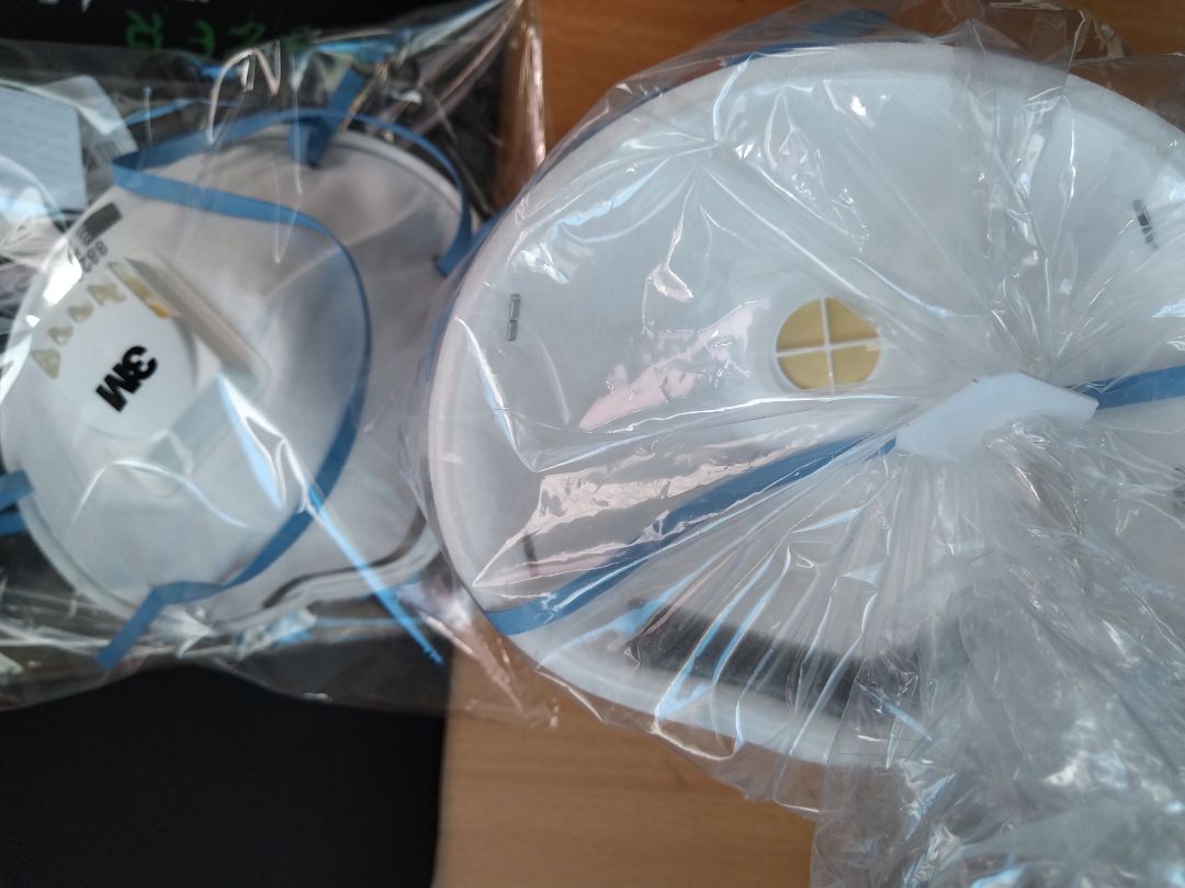 Hàng chính hãng. Có nẹp mũi kim loại có đệm mút, van thở, dây quàng đầu. Nắp van thở tháo lắp, thay được. 3 lớp được viền cẩn thận, thấm mồ hôi cực tốt.. Hơi thít mặt, chỉ nên đeo 2-4 tiếng đổ lại.