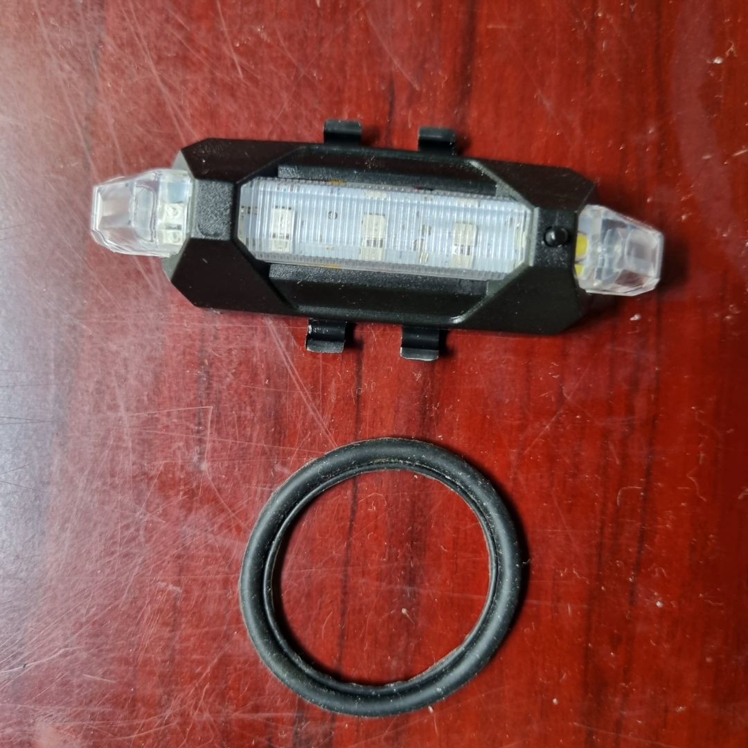 Sản phẩm tốt, 3 chế độ sáng. Gắn vào xe bằng vòng cao su và 4 chốt trên đèn.