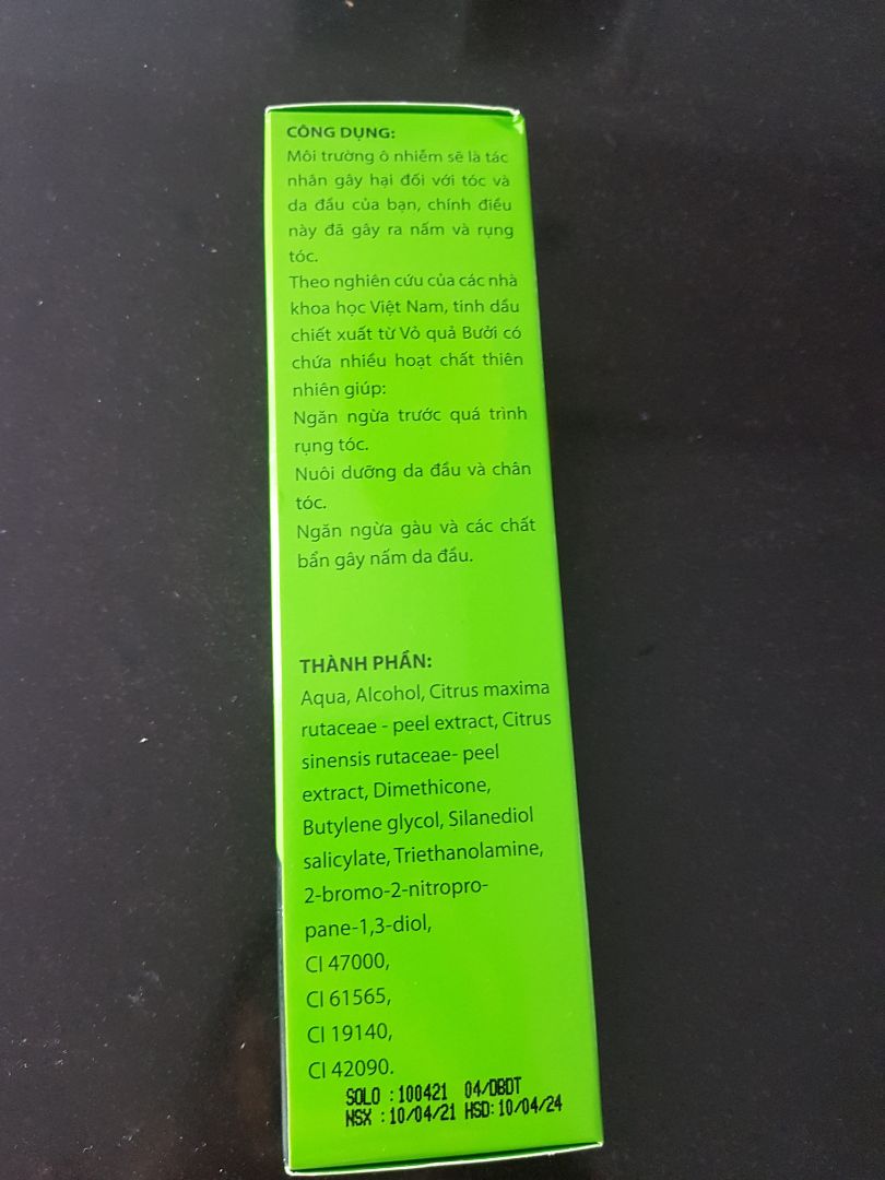 Về hàng: Bao bì đầy đủ, chuẩn hàng chính hãng. Tóc mình rụng rất nhiều, thấy mn recomend dùng tinh dầu bưởi nên mua về sài thử. Mong là hiệu quả. 
Có 1 điểm mình không hài lòng ở sản phẩm là nắp xịt tặng kèm không xịt được, làm mình phải chiết ra 1 lọ xịt khác để dùng, mình đã thử lấy cái nắp này xịt nước lọc bình thường nhưng cũng ko xịt được, chứng tỏ nắp hỏng chứ không phải do dung dịch. Mình thấy khá nhiều người đã mua và phản ánh về cái nắp xịt này mà khôg hiểu tại sao hãng vẫn không thay loại khác. Tặng nắp xịt mà không xịt được thì tặng làm gì nhỉ?