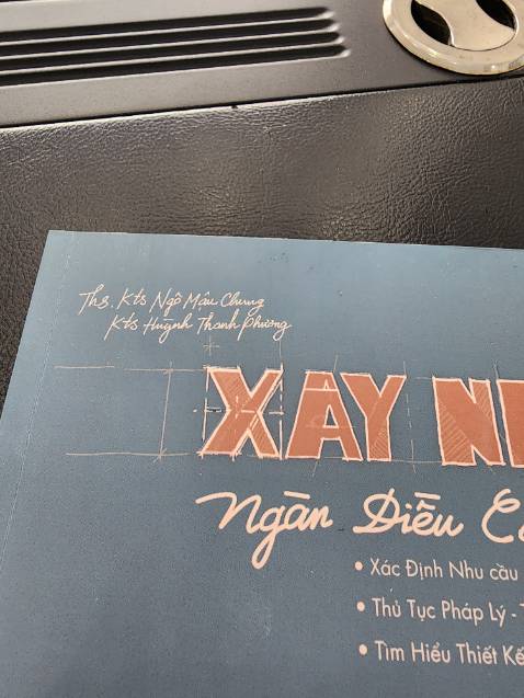 Một cuốn sách cực kỳ hay và rất nên đọc cho những ai xây ngôi nhà mơ ước đầu tiên. Sẽ tiết kiệm dc rất nhiều thời gian và chi phí cho các chủ nhà. Tôi ước gì đọc được cuốn sách này sớm hơn, trc khi xây ngôi nhà đầu tiên.