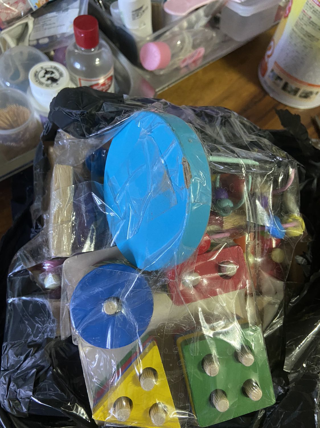 Đóng gói khá là sơ sài, các sản phẩm được cố định bằng băng keo dán thẳng lên hộp và màng bọc của sản phẩm luôn. Một số cái hơi dơ nhìn như mối mọt và có cái bị tróc sơn nữa.