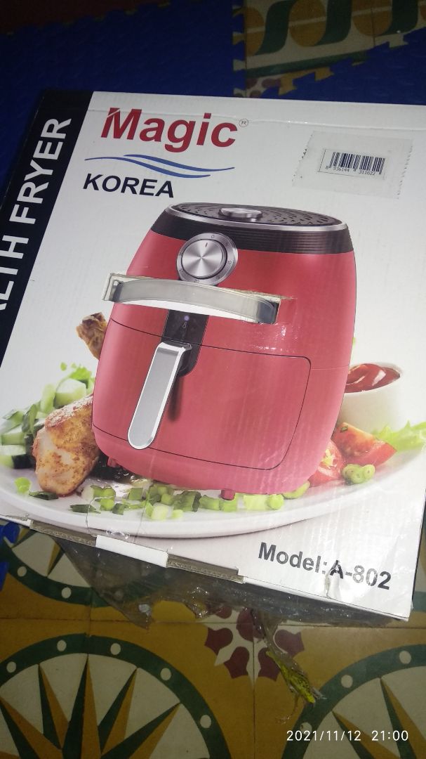 Giao hàng quá nhanh, đặt hôm nay ngày mai giao. 
Nồi chiên ok, làm thử được vài món
Trên khay nướng có 4 bọc nhựa, k bik có để nguyên được không, mình sợ chảy nhựa nên đã lấy ra.