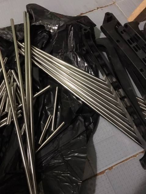 Chất liệu nhựa và inox. Kệ có 5 ngăn, mỗi ngăn để được 2 đôi dép hoặc 2 đôi giày.
màu đen lịch sự - giá khá rẻ mà lại bền, nên mua 2 chiếc, về dùng vẫn thoải mái. dùng lâu lâu rồi mình mới nhận xét - Sản phẩm nhìn chung tiện, mỏng nhẹ. nên là bạn nào mà muốn to chắc chắn hơn thì nên mua hàng gỗ nhé! còn loại này thì chỉ để giày cá nhân hoặc 2 người thôi, chứ để 3 người thì hơi chật - mua cho phòng trọ dùng là ok!!