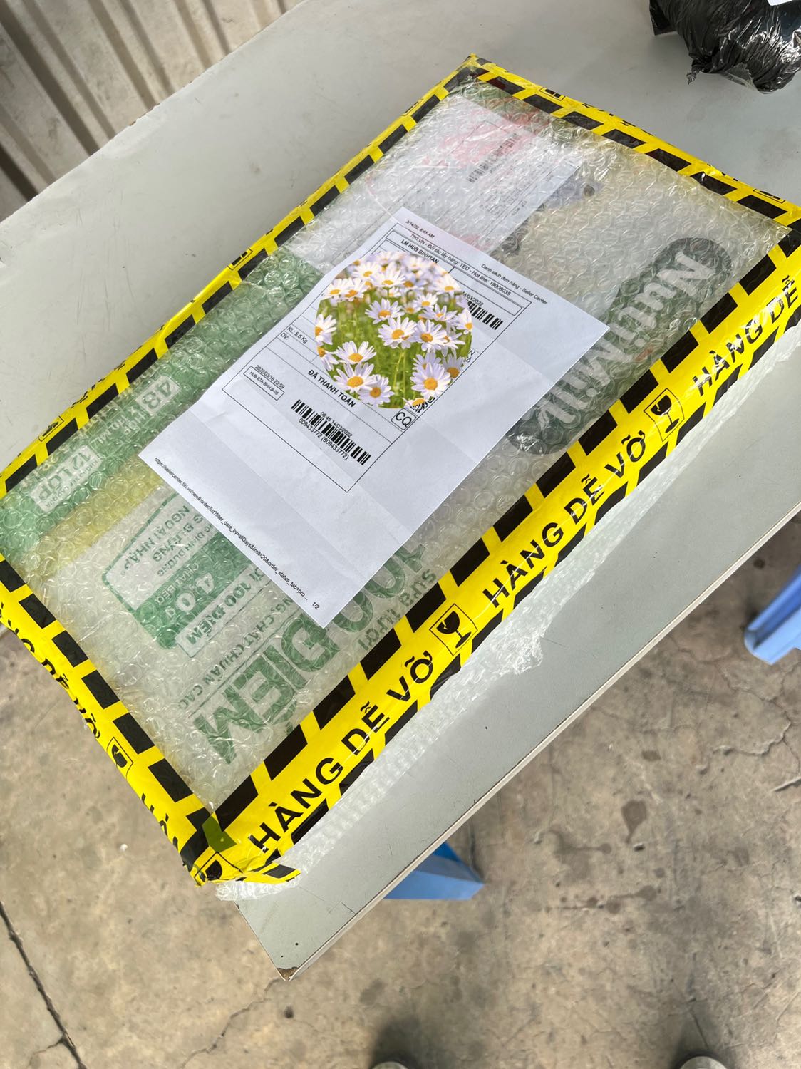 Shop đóng gói hàng rất kỹ lưỡng, Tiki giao hàng rất nhanh
Cháu mình chỉ mê loại này nhưng mẹ cháu tìm loại 110ml trên Tiki mà hổng thấy nên mình cố gắng tìm giúp, may sao tìm được sản phẩm của shop. Mẫu này khá mới nên khó tìm, mấy chỗ khác bán khá rẻ nhưng mẹ cháu sợ hàng cận date với hư hỏng. Mua ở Tiki thì giá hơi cao xíu nhưng chất lượng và an toàn hơn.
Thank Shop và Tiki