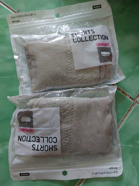 Quần mặc ôm form. Chất vải co dãn tốt. Đóng gói trong túi zip rất dễ thương. Có điều có lẽ do đóng gói nên quần trông hơi nhàu. 
K liên quan lắm: nhưng có lẽ shop biết mình thích màu hồng nên gửi nhiều màu hồng.😄😄