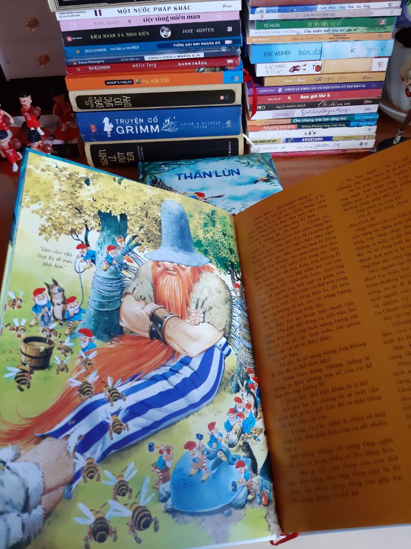 đơn hàng bị tách ra gửi lâu hơn bình thường hôm dọn kho sách nhã Nam là nghi nghi rồi. hôm giao hàng nhìn hờn luôn, bị bễ hộp, mà sách lại ko được bao kỹ nên sách bị bể góc luôn, mặc dù là bìa cứng còn mới nguyên seal. 
trước đó là mình đã mua cuốn "thần lùn" trong bộ chuyện này rồi nên mới mua thêm cuốn này. sách rất hay và minh họa siêu đẹp