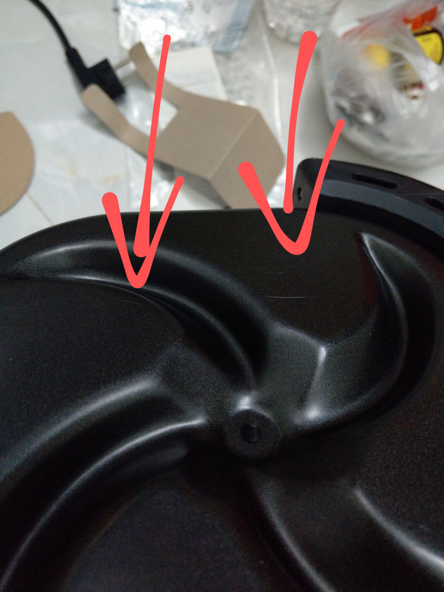 - Mình khui rất cẩn thận để kiểm tra thì rất buồn và không hài lòng ở chỗ: phía dưới đáy lồng chiên bị trầy xước khá nhiều, 2 vạch xước khá sâu ở chỗ hình cánh quạt, còn phía mé ngoài thì bị xước 1 lằn dài luôn, mình mua hàng mới vả lại có tráng lớp chống dính mà trầy xước kiểu này thật sự rất khó chịu và buồn lắm Tiki à.
- Mình còn giữ nguyên bao bì phiếu bảo hành, Tiki xem và đổi lại cho mình cái lồng chiên nào ko bị trầy xước đi (nếu khó quá thì không cần đổi hết cũng được giao đổi cho mình cái lồng thôi cho tiện)
- Tiki được 1 điều ok là giao hàng nhanh, đặt 9h mấy sáng thì 4h mấy chiều đã nhận được hàng.