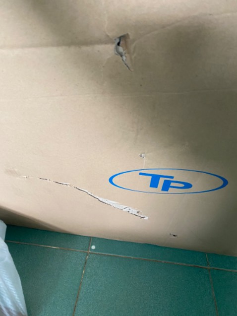 Giao hàng bị hư vài chỗ 
Đồ lắp ráp và vít bị thiếu
Không có hướng dẫn lắp ráp ngăn kéo
Giường cũng khá cứng cáp. Lắp thêm thang giường/ tấm ván làm thang giường thì người 60kg vẫn nằm okie. 
Gỗ làm từ mạt cưa ép nên chỉ vặn vít quá tay sẽ hư ren ngay. Phù hợp với giá tiền.