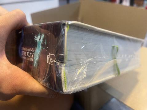 Tiki đóng gói quá tệ cuốn sách 3,5kg mà chỉ bỏ vào thùng mỏng thùng quá to sản phẩm xục xịch giao tới cấn móp lần thứ 1 đã yêu cầu đổi trả đã nhấn mạnh với nhân viên cskh là hãy note vào đóng gói kĩ giúp mình  vì sản phẩm giá trị cao và nặng. Nhưng có vẻ cô ta đã không  làm vậy, đổi trả lần thứ 2 vẫn cách đóng gói vô trách nhiệm và *** ngốc không  khác gì lần trước  và đương nhiên là sản phẩm giao tới LẠI cấn móp lần nữa  thậm chí còn cấn móp nặng hơn lần trước.  UPDATE là lần thứ 3 đổi trả vẫn đóng gói y như cũ và vẫn cấn móp nha. Đừng ai mua hết mua cuốn truyện cả triệu bạc mà giao tới cấn móp vậy mua chi