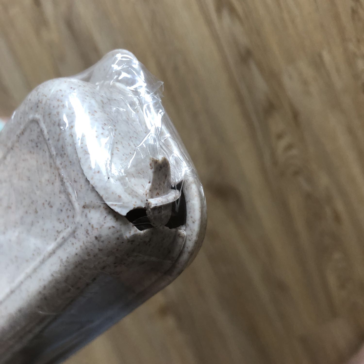 Mình chưa khui, do hộp bị bể, có thể chất lượng ống hút ổn nhưng sao nỡ giao hàng không trọn vẹn nguyên bản.