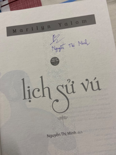 Sách mới tháo seal mở ra đã thấy chữ kí như này, cần lời giải thích???